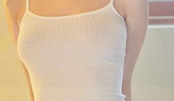 我可能得去找找Hyoyeon(김효연)的校服福利，图片里的她太迷人了，让我每次都忍不住多看几眼。