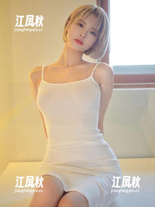 我可能得去找找Hyoyeon(김효연)的校服福利，图片里的她太迷人了，让我每次都忍不住多看几眼。