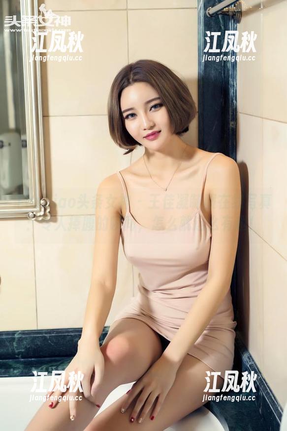 TouTiao头条女神 - 王佳凝制服在线写真：令人捧腹的瞬间，怎么就这么有趣！