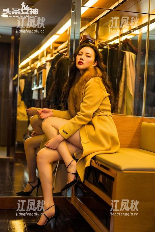 TouTiao头条女神 - 艾小青在办公室的那些瞬间：看得我忍不住多停留，原图独家解析！