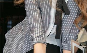 UGirls尤果网 – 豁然开朗！田熙玥户外图包更新，快来见证‘草地与她的默契’。