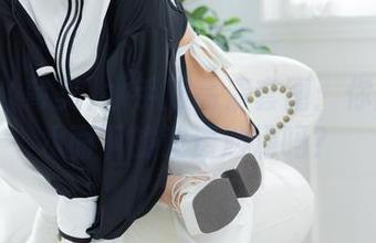 いくみ(育美)水手服高清套图：你能看到水面下的波涛汹涌吗？