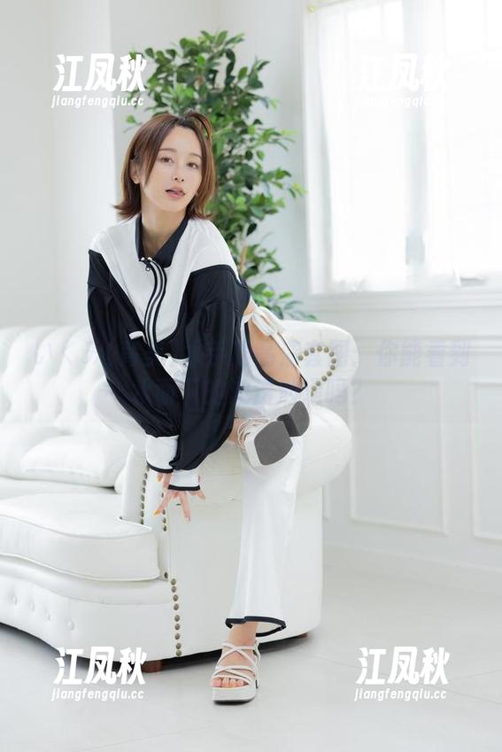 いくみ(育美)水手服高清套图：你能看到水面下的波涛汹涌吗？
