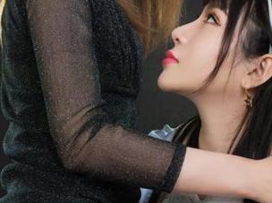 丽柜 – 看然然的圣诞写真,准备好被墙上的壁纸惊艳了吗?