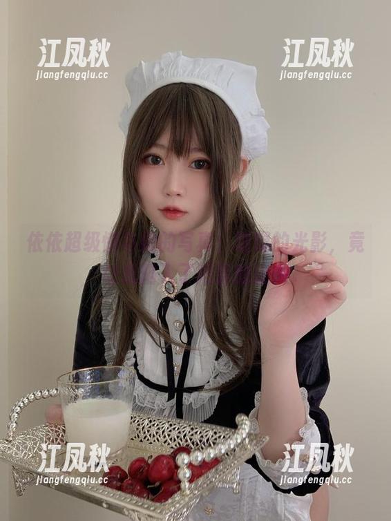 依依超级懒 依依超级懒与她的写真:璀璨的光影,竟让我陷入了短暂的迷失