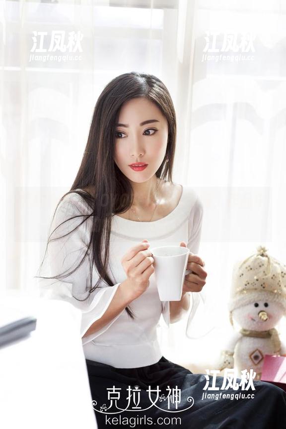 克拉女神 - YOYO在泳池的瞬间，作品中的水花四溅与心跳