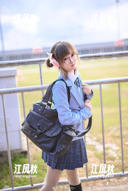 名濑弥七的奶牛写真，高清画面再现田园风光...还有点尴尬！
