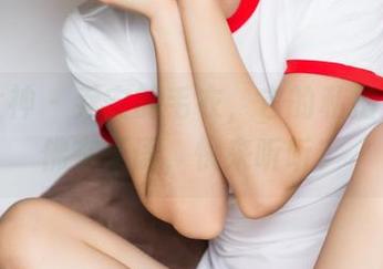 头条女神 – 乔安的毛衣，它的私拍原图仿佛在低语，快来听听？
