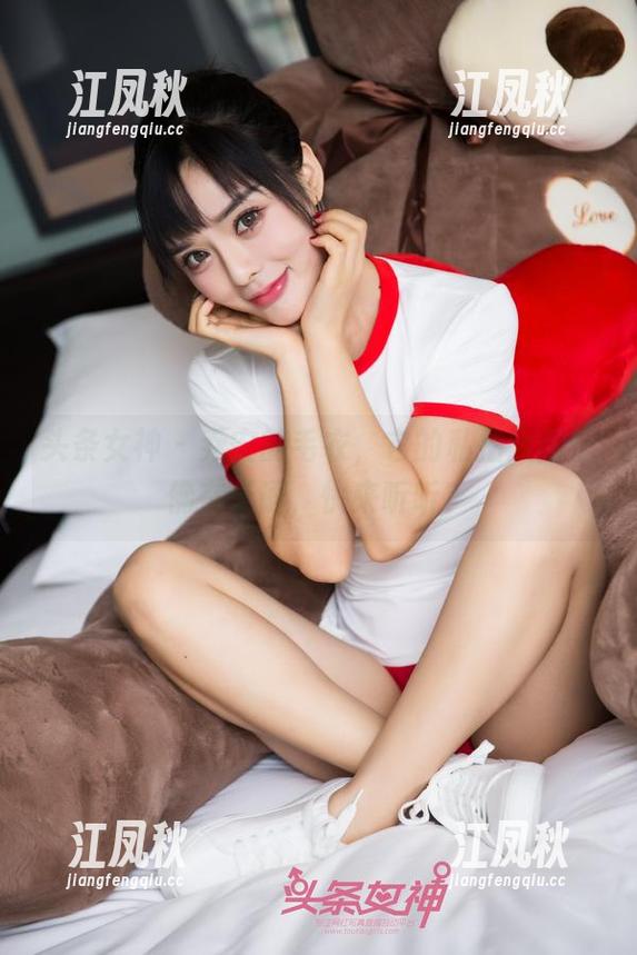 头条女神 - 乔安的毛衣，它的私拍原图仿佛在低语，快来听听？