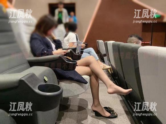 微密圈 - 制服壁纸：小仙女ELaine的神奇魔力，快来看看是不是你心里的那抹光。