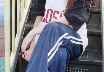 小众视觉 – 最新图集看这里，婷婷的水手服，真想把她的样子背回家。