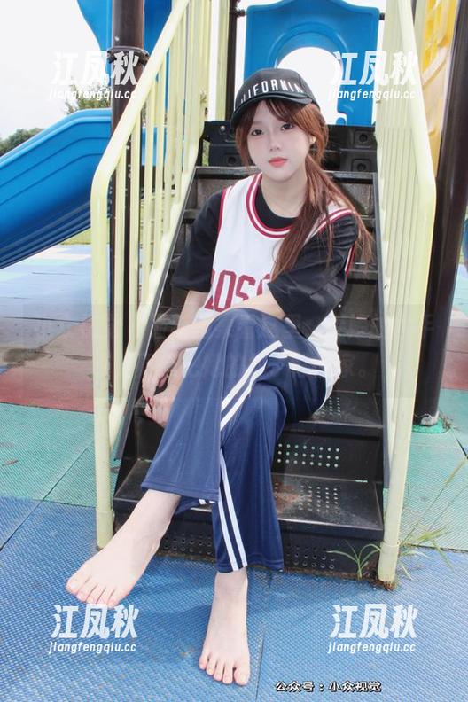 小众视觉 - 最新图集看这里，婷婷的水手服，真想把她的样子背回家。