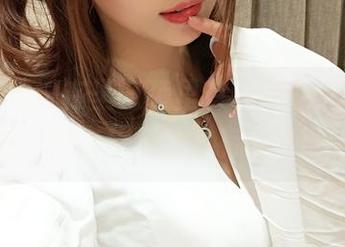 小女巫露娜在圣诞装里有种魔法,私房写真让人一秒忘却寒冷,有点小期待呢~