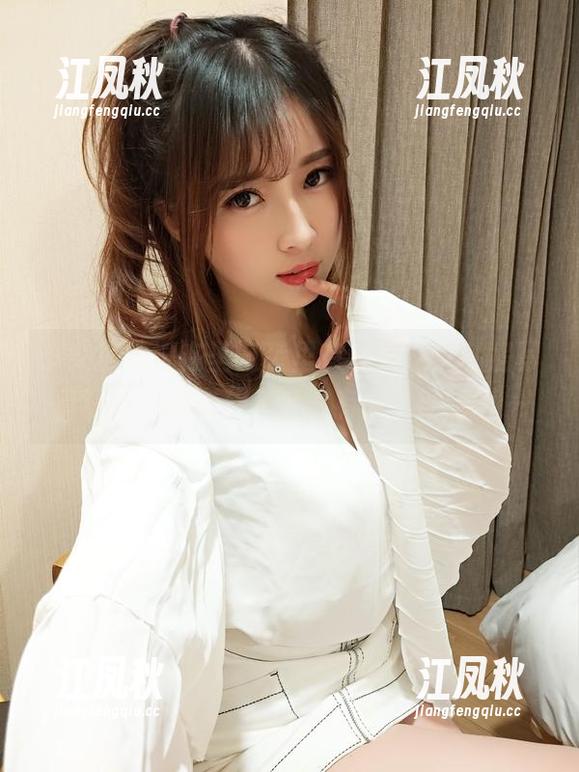 小女巫露娜在圣诞装里有种魔法，私房写真让人一秒忘却寒冷，有点小期待呢～
