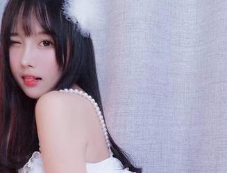 天使小小奶瓶儿的原图,照片里轻轻荡漾着一丝神秘