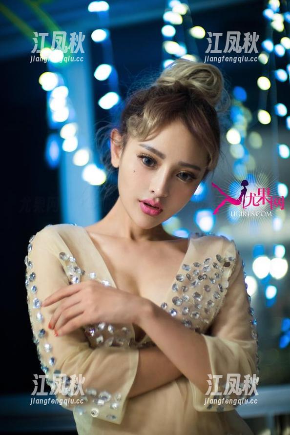 尤果网 - 贝拉的短裤故事：精选图片中那份轻松自在