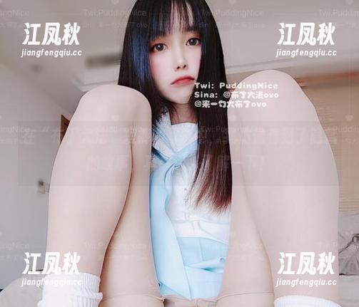 在“布丁大法”短裤的写真中，我仿佛看到了隐藏的故事，真想深入了解一下！