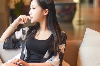 推女神 – 当王明明的美腿遇上在线美图:你准备好举手投票了吗?
