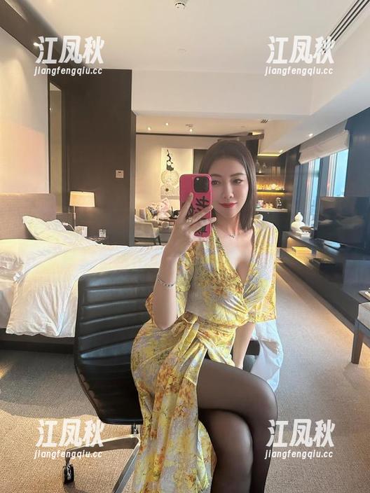 微密圈 - 原图中的果儿Victoria，白丝套装里透出的好像不只是衣服。