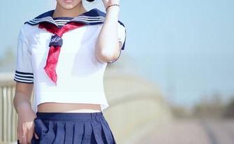 爱丝 – 海浪和水手服：索菲高清套图，水上浪漫一箩筐！
