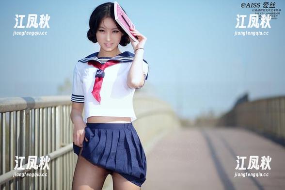 爱丝-索菲 爱丝 - 海浪和水手服:索菲高清套图,水上浪漫一箩筐!