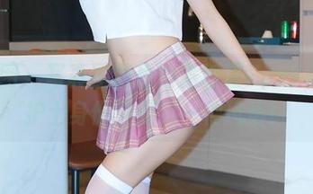 秀人网 – 写真图册里的孟狐狸FoxYini,护士身份下的另一种风情!