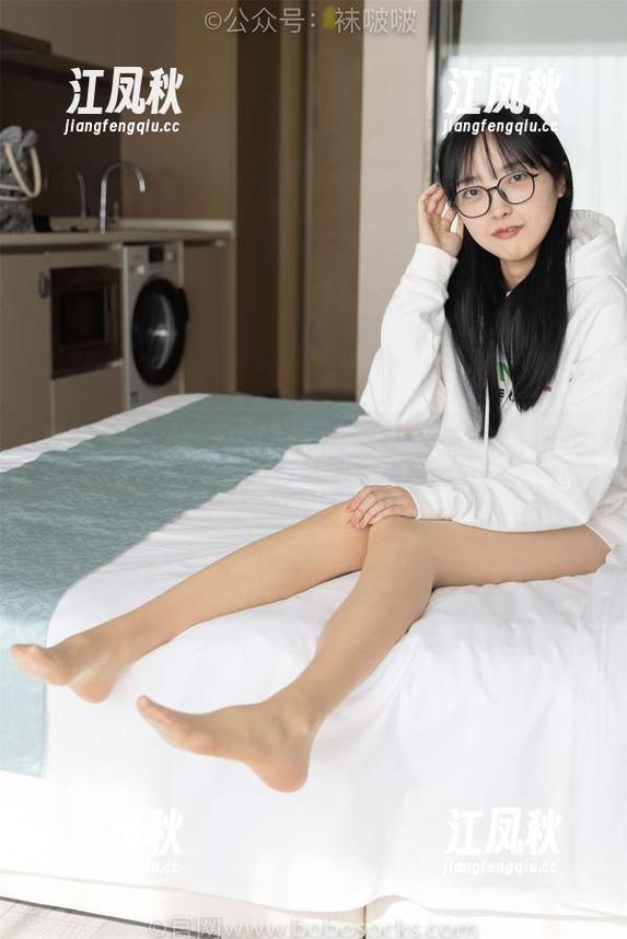 袜啵啵-小沫 袜啵啵 - 腿长就该这样秀!小沫的高清美腿作品集曝光!