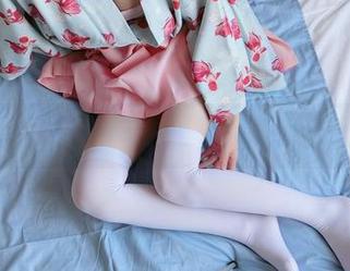 在线目击:西尔酱在睡衣里的甜蜜迷离