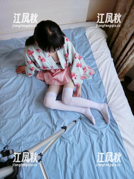 在线目击：西尔酱在睡衣里的甜蜜迷离