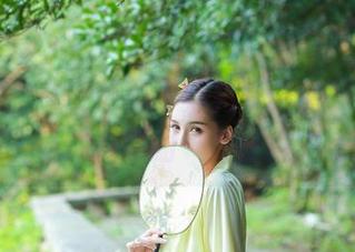 轰趴猫 – 艾小青美脚写真集最新发布，快来看看这神奇的‘美脚魔力’！