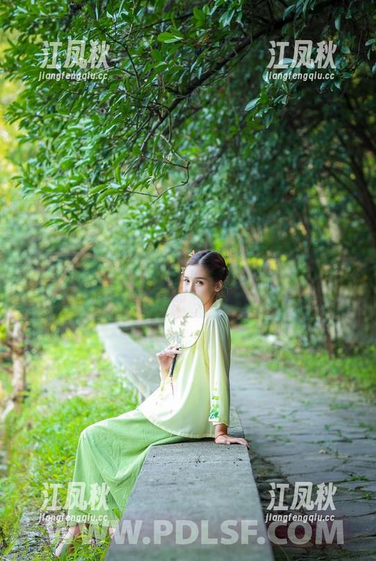轰趴猫 - 艾小青美脚写真集最新发布，快来看看这神奇的‘美脚魔力’！