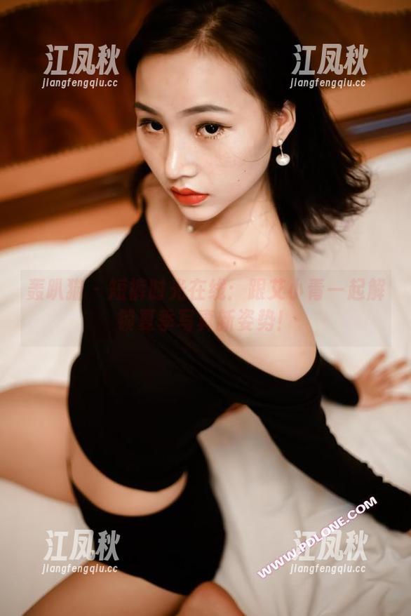 轰趴猫-艾小青 轰趴猫 - 短裤时光在线:跟艾小青一起解锁夏季写真新姿势!