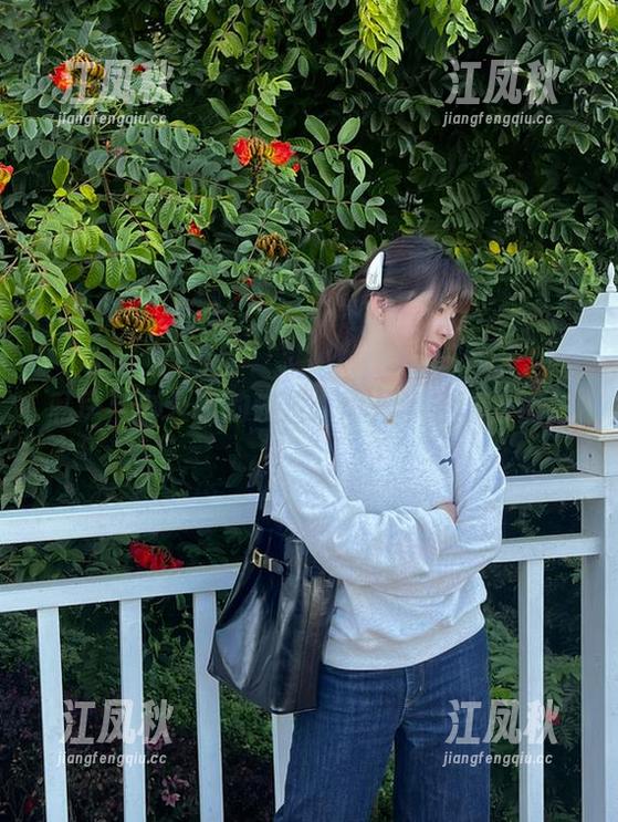 私房与办公室的碰撞：闪月半的清新视角
