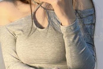 微密圈 – 看见陈佩奇的清新背影,下载后我也想变得如此迷人,但我只有一张沙发。