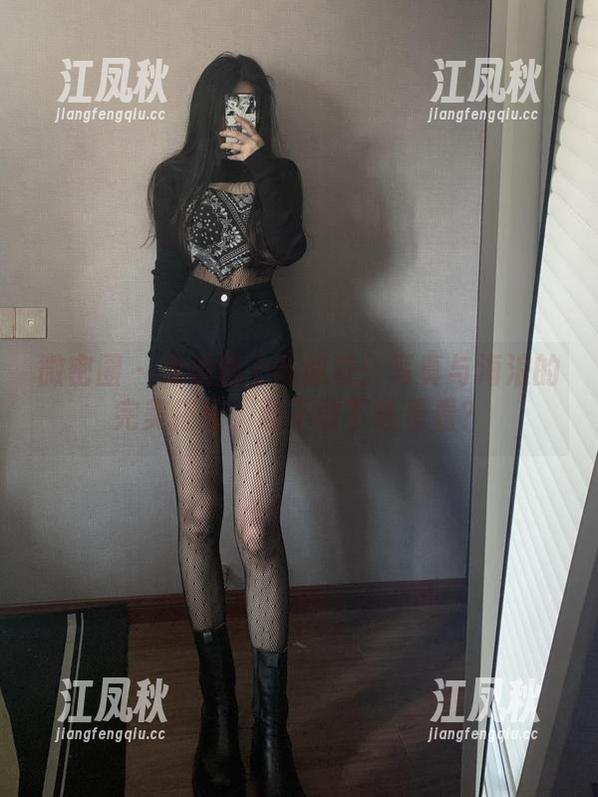 微密圈 - 海边遇上陈佩奇：写真与海浪的完美搭配，敢不敢下载看看？