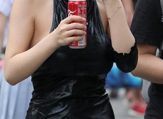 魔镜街拍 – 在黑丝裹挟下的工作时光，婷婷的高清美图就是我的动力！
