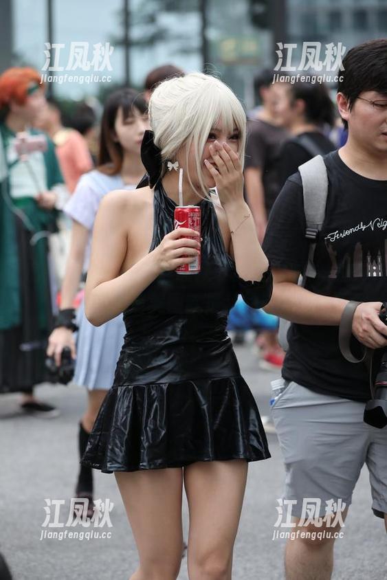 魔镜街拍-婷婷 魔镜街拍 - 在黑丝裹挟下的工作时光,婷婷的高清美图就是我的动力!