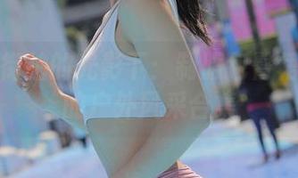 在魔镜街拍的光影下：制服包臀裙小姐姐的户外风采合集